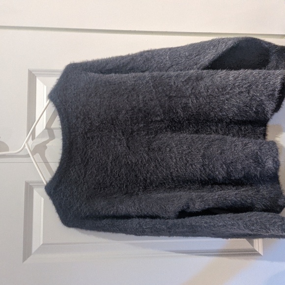 Gray fuzzy crew neck sweater - Picture 4 of 4
